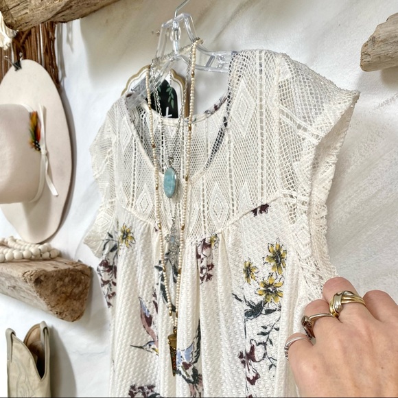 Beautiful BOHO prairie floral blouse w crochet detailing🦋✨ - Picture 3 of 9